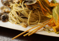 Spaghetti a Vongole e fiori di zucca - Ristoranti pizzerie torino