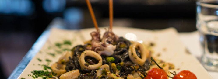 Tajarin neri con calamaretti e pistacchio - La Capannina Ristorante Pizzeria Torino